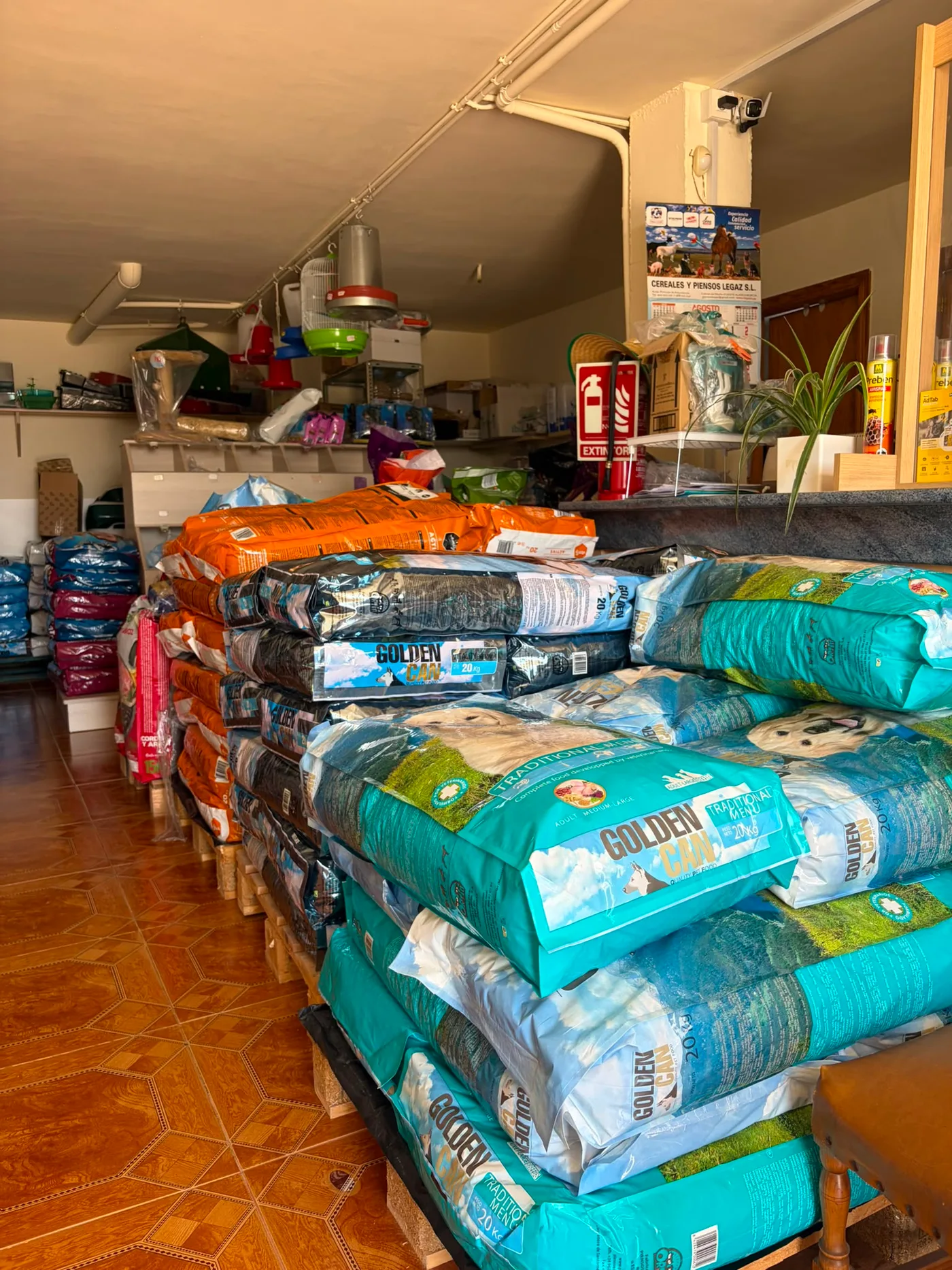 Palés de sacos de pienso preparados en el almacén