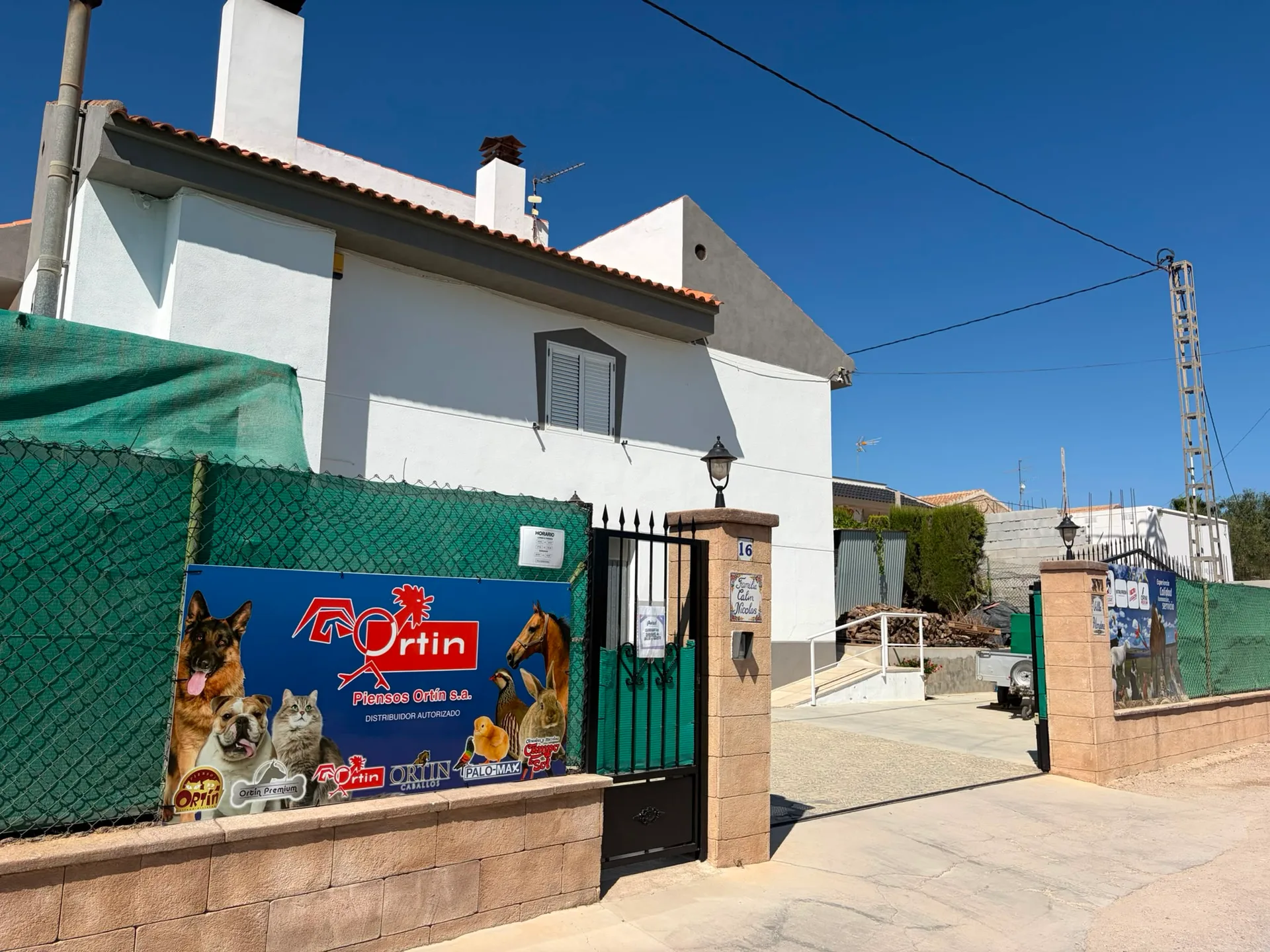 Entrada de Piensos Paretón en la Calle Escuelas de El Paretón, Totana