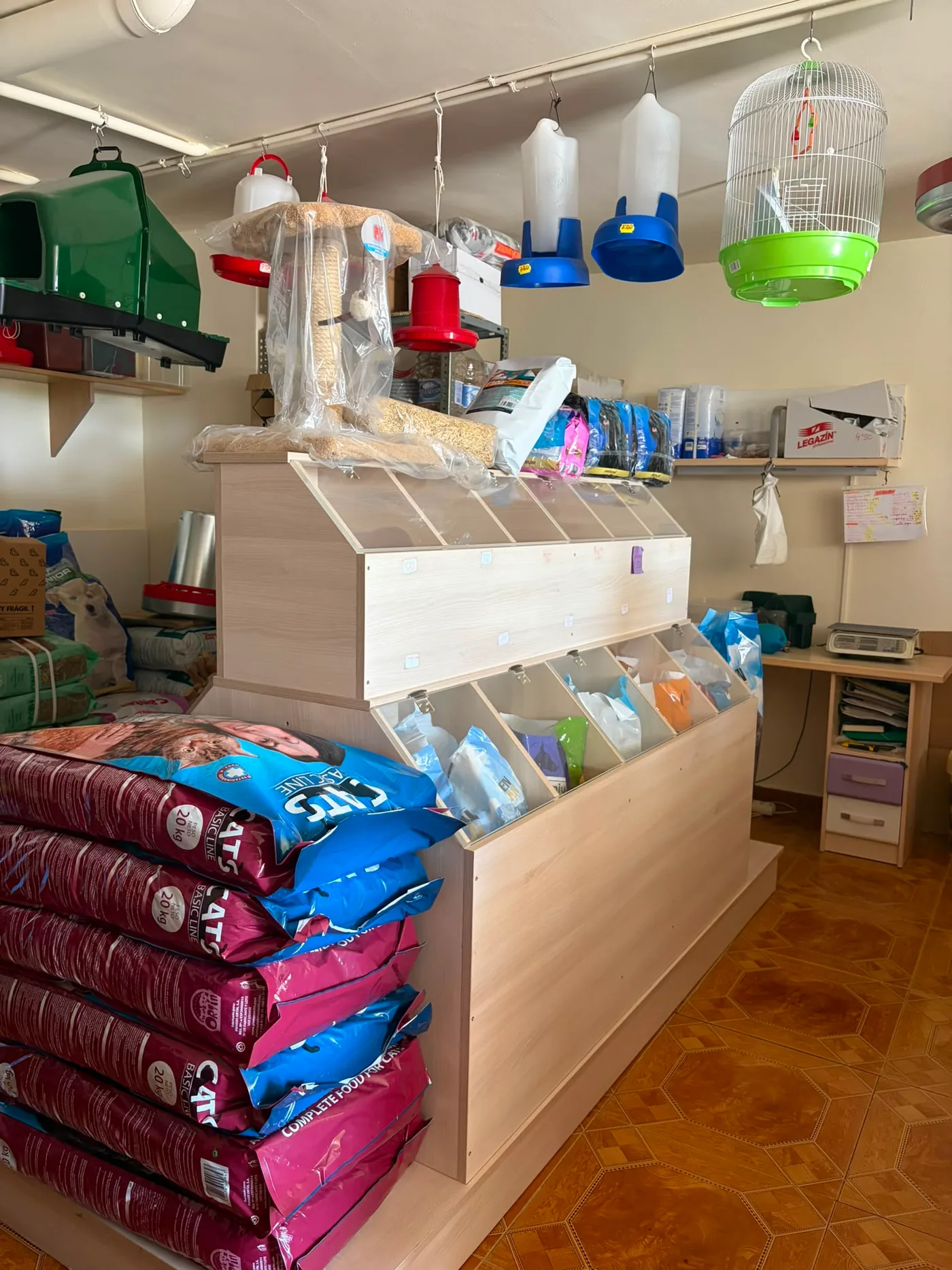 Dispensadores a granel y báscula en el interior de la tienda